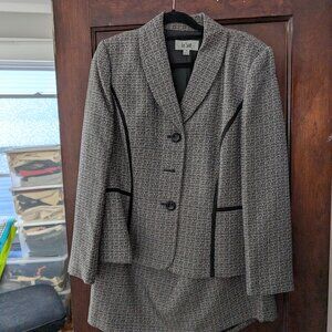 Le Suit Skirt Suit Size 18